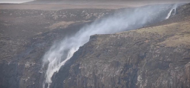 Унікальне явище – шотландський водоспад став текти знизу вгору (відео)