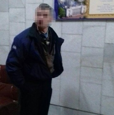 Чоловіка, який перебував у розшуку, спіймали за кумедних обставин