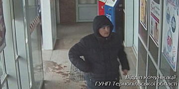 Чоловіка, який пограбував автомобіль на парковці “Орнави” зафіксували на відео (ФОТО, ВІДЕО)