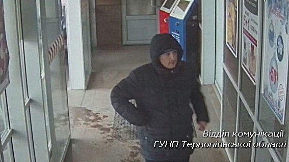 Чоловіка, який пограбував автомобіль на парковці “Орнави” зафіксували на відео (ФОТО, ВІДЕО)