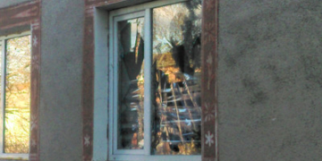 На Тернопільщині у сільській раді невідомі побили вікна (фотофакт)