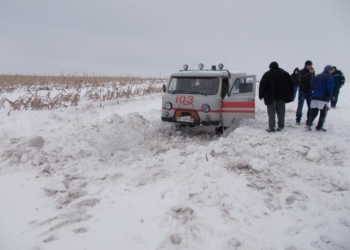 На Тернопільщині у снігу застряла швидка з важкохворою жінкою