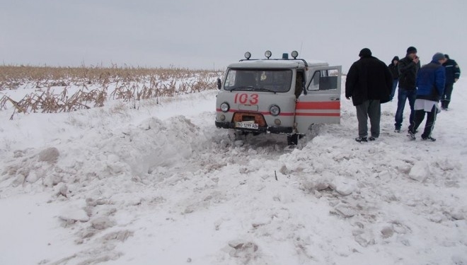 На Тернопільщині у снігу застряла швидка з важкохворою жінкою