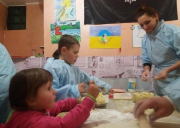 У перші дні Нового року волонтери ліпили вареники для українських захисників (фото)