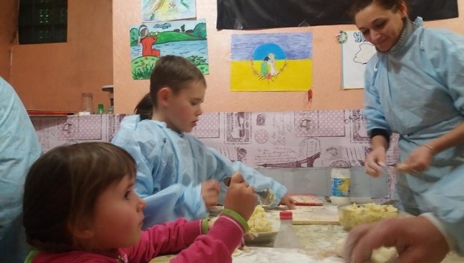 У перші дні Нового року волонтери ліпили вареники для українських захисників (фото)