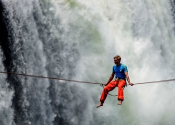 Спортсмен подолав на канаті найвищий у світі вільно падаючий потік води (фото)