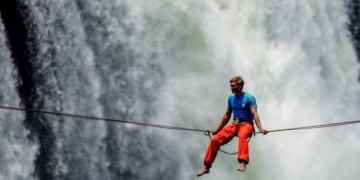 Спортсмен подолав на канаті найвищий у світі вільно падаючий потік води (фото)