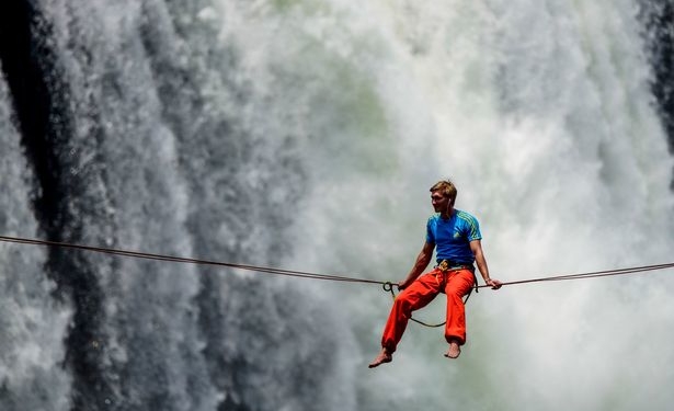 Спортсмен подолав на канаті найвищий у світі вільно падаючий потік води (фото)