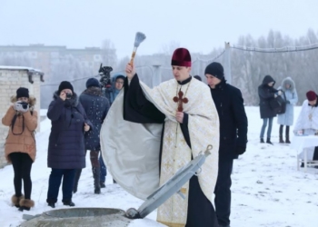 На Водохреща з кранів тернополян потекла освячена вода