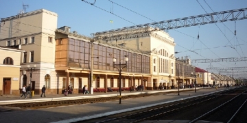 Поблизу залізничного вокзалу пограбували 56-річного чоловіка