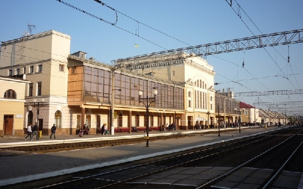 Поблизу залізничного вокзалу пограбували 56-річного чоловіка