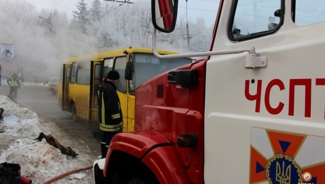 Як у Тернополі від вогню рятували 13-у маршрутку (відео)