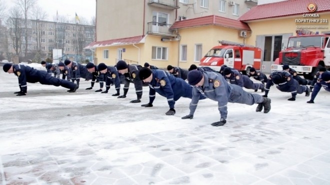 Тернопільські вогнеборці взяли участь у флешмобі, який захопив всю Україну (відео)