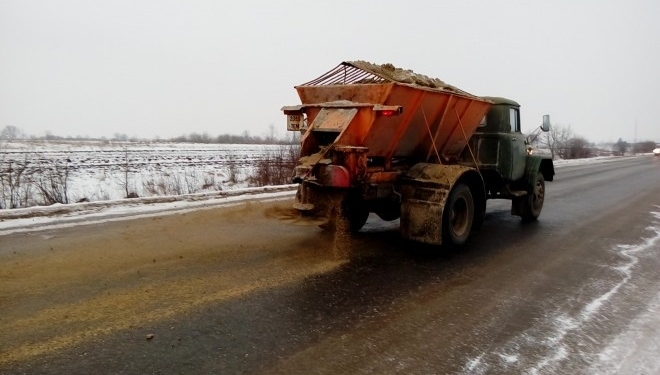 Кажуть, що до ожеледиці були готові: як дорожники Тернопільщини справляються з аномальною погодою