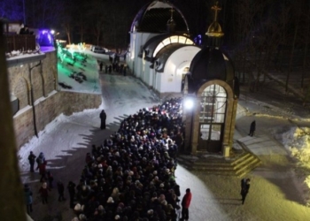 Хоч на дворі і мороз, але йдуть: до Зарваниці на Тернопільщину прямують тисячі вірян