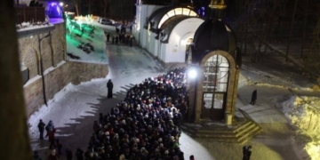 Хоч на дворі і мороз, але йдуть: до Зарваниці на Тернопільщину прямують тисячі вірян
