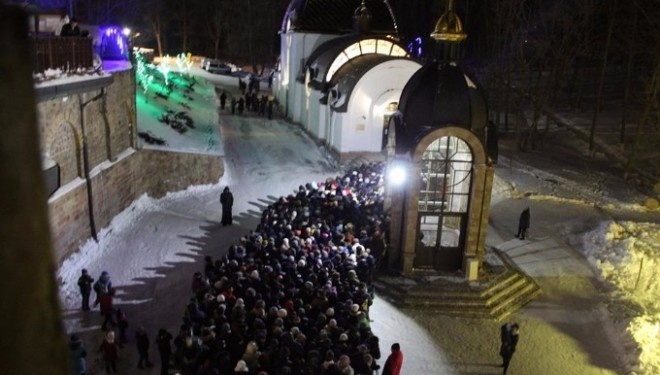 Хоч на дворі і мороз, але йдуть: до Зарваниці на Тернопільщину прямують тисячі вірян