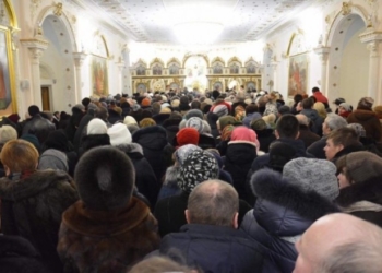 За добу більше 16-ти тисяч людей прийшли помолитися до Ікони Спаса Нерукотворного