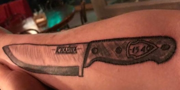 Тернополянин зробив собі величезне тату з ножем та назвою улюбленого закладу (фото)