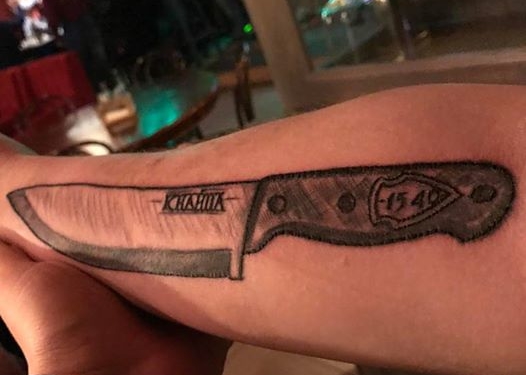 Тернополянин зробив собі величезне тату з ножем та назвою улюбленого закладу (фото)