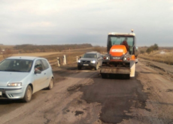 Дорогу Тернопіль-Львів у прямому сенсі почали латати (фотофакт)