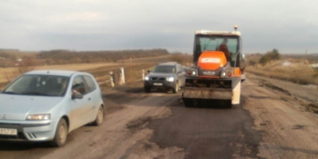 Дорогу Тернопіль-Львів у прямому сенсі почали латати (фотофакт)