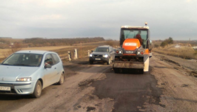 Дорогу Тернопіль-Львів у прямому сенсі почали латати (фотофакт)