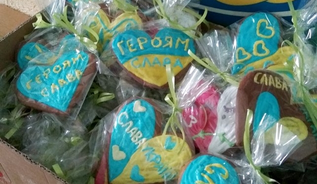 Тернопільська студентка спекла цілий ящик пряників для бійців АТО