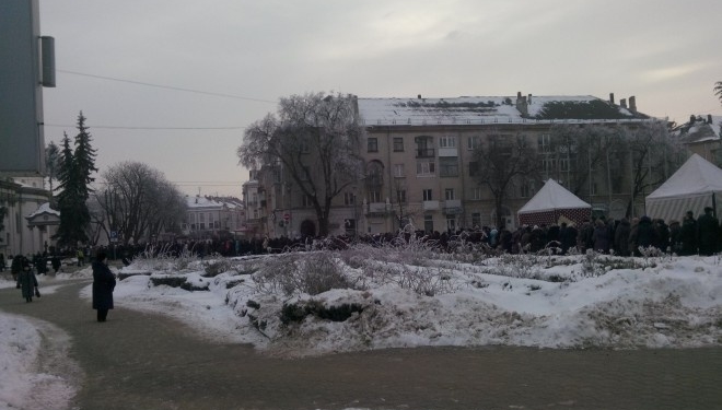 У Тернополі величезна черга людей, щоб побачити чудотворну ікону (фото)