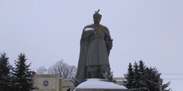 На Тернопільщині у Богдана Хмельницького вкрали булаву (фотофакт)