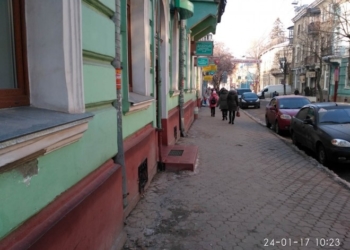 Ось кого у Тернополі не люблять бабульки, які продають продукти на тротуарі