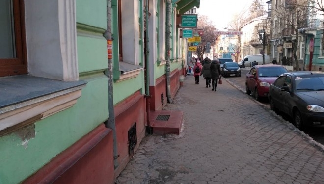 Ось кого у Тернополі не люблять бабульки, які продають продукти на тротуарі