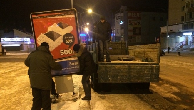 У Тернополі почали демонтовувати сітілайти