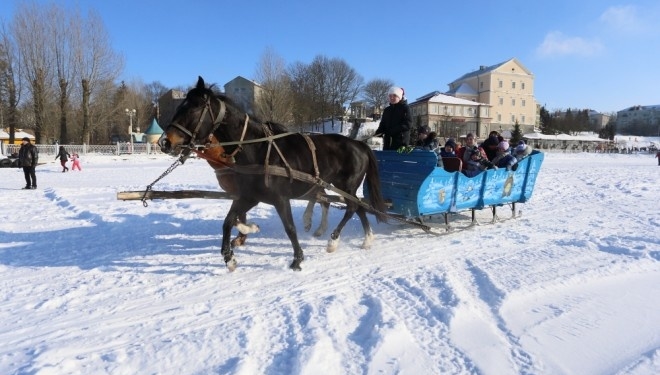 Санями, квадроциклами та парашутами по озері, або як тернополяни проводжали зиму