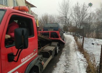 Через погано припарковане авто у водія знайшли пакетик з наркотиками