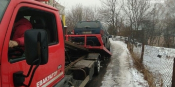 Через погано припарковане авто у водія знайшли пакетик з наркотиками
