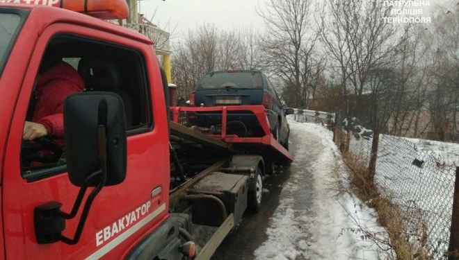 Через погано припарковане авто у водія знайшли пакетик з наркотиками