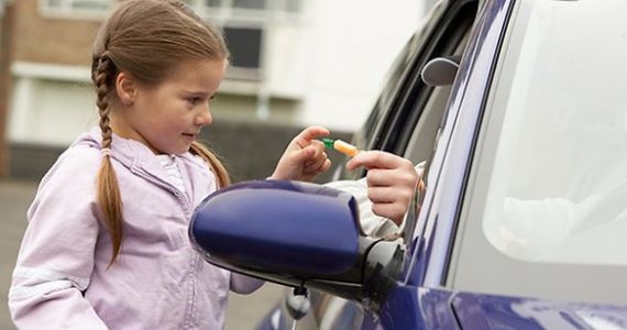 До маленьких дівчаток на вулиці у Тернополі чіплявся дорослий чоловік