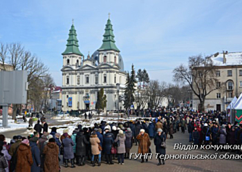 У Тернополі поліцейські працюють у посиленому режимі, щоб зберігати спокій поблизу Нерукотворного образу Ісуса Христа (ФОТО)