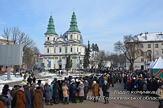 У Тернополі поліцейські працюють у посиленому режимі, щоб зберігати спокій поблизу Нерукотворного образу Ісуса Христа (ФОТО)