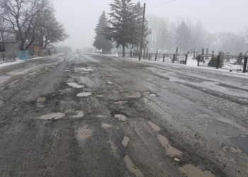 Ями та болото по коліна: тернополян шокувала дорога на Львів, яку відремонтував автодор (фото)