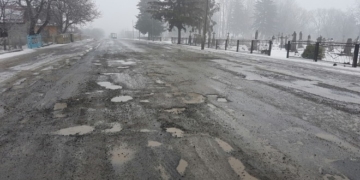 Ями та болото по коліна: тернополян шокувала дорога на Львів, яку відремонтував автодор (фото)