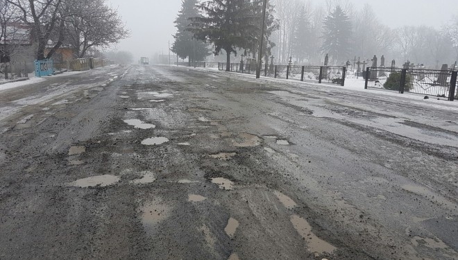 Ями та болото по коліна: тернополян шокувала дорога на Львів, яку відремонтував автодор (фото)