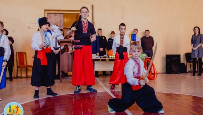 Школярі вшанували Революцію гідності патріотичним заходом “Будь гідним героїв” (ФОТО)