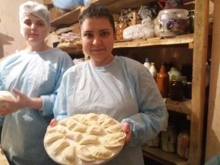 У Тернополі волонтери “Бункеру С” наліпили вареники для воїнів у зоні АТО (ФОТО)