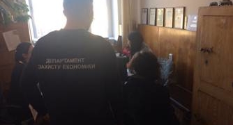 На хабарі затримали чиновника РДА (ФОТО)