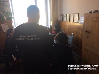 На хабарі затримали чиновника РДА (ФОТО)