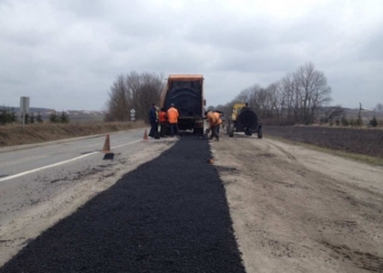 Дідівський спосіб, або в мережі показали ремонт дороги на Тернопільщині
