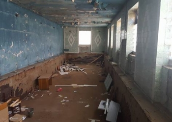 Купа мотлоху та обдерті стіни: чиновник показав, що насправді знаходиться замість басейну в Теребовлі