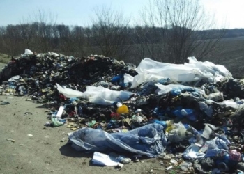 Жах! Посеред дороги, неподалік Тернополя, невідомі вантажівки висипали львівське сміття!